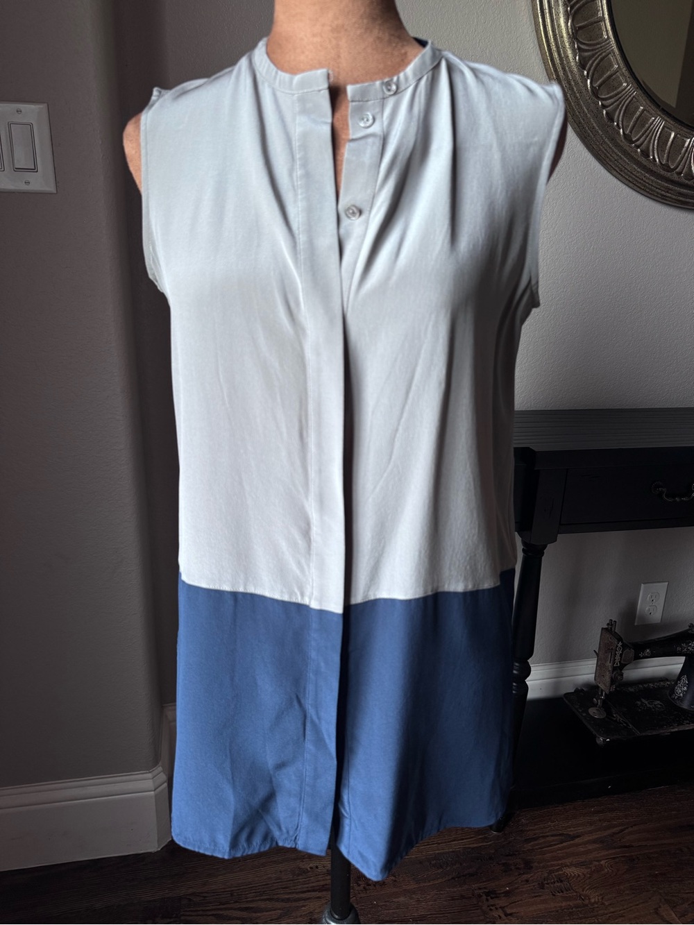 Vince 100% Silk Colorblock Sleeveless Tunic Blouse XS Gray Blue Hidden Placket